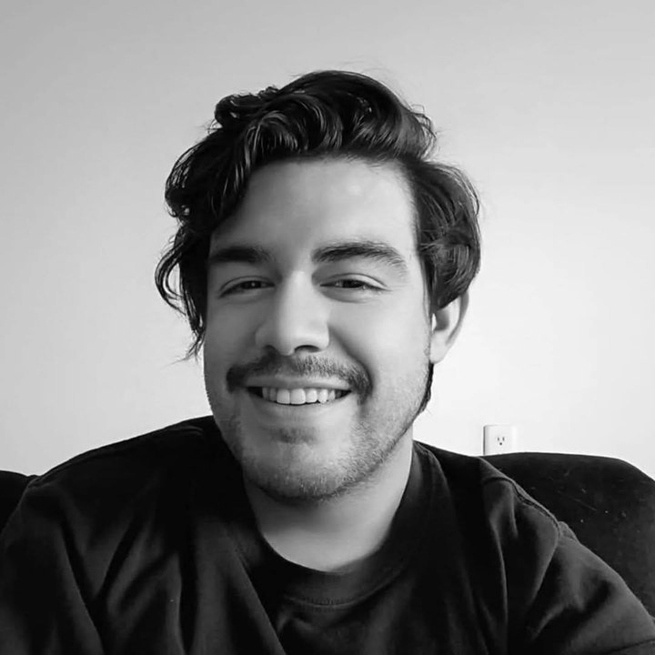 Portrait of Alan Franco Díaz, smiling, in black and white